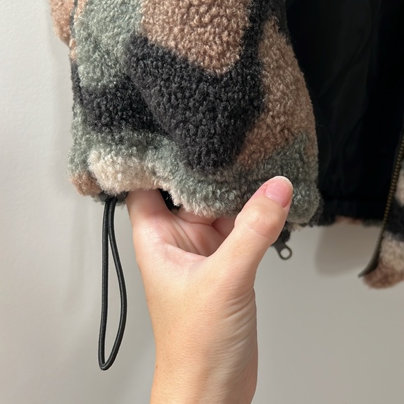 Cropped Camo Vest - Picture 2 of 4